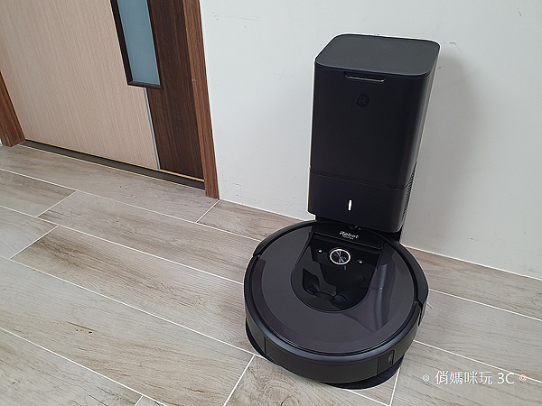 iRobot Roomba i7+ 掃地機器人開箱 (俏媽咪玩 3C) (24).png