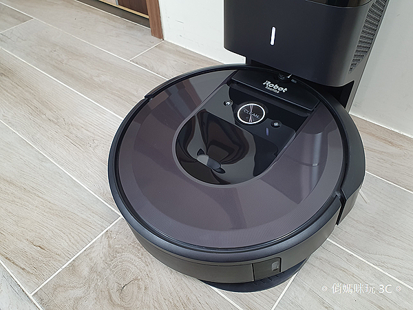 iRobot Roomba i7+ 掃地機器人開箱 (俏媽咪玩 3C) (25).png