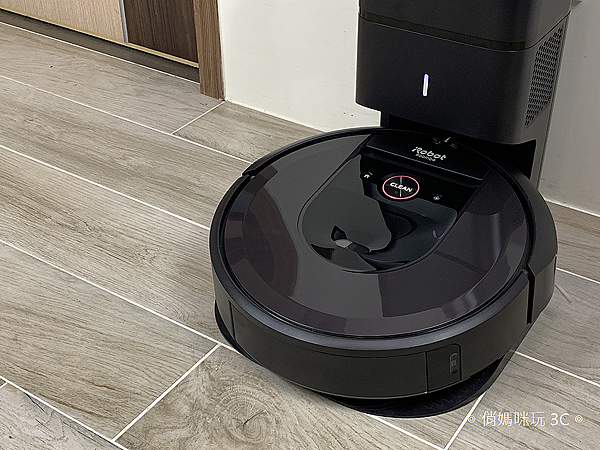 iRobot Roomba i7+ 掃地機器人開箱 (俏媽咪玩 3C) (36).png