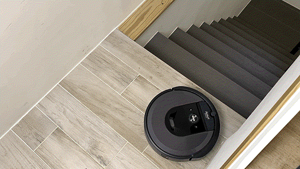 iRobot Roomba i7+ 掃地機器人開箱 (俏媽咪玩 3C) (38).gif