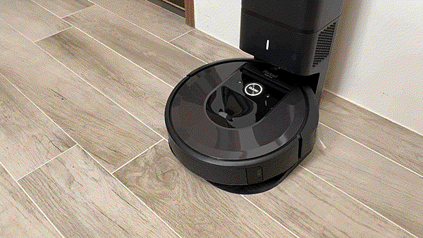 iRobot Roomba i7+ 掃地機器人開箱 (俏媽咪玩 3C) (40).gif