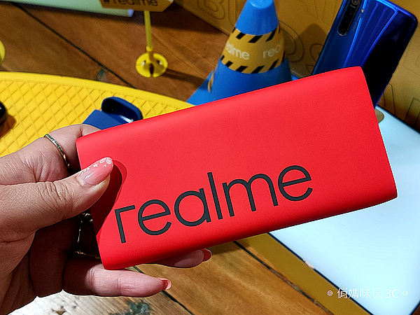 18W realme 快充行動電源 (俏媽咪玩 3C) (2).png