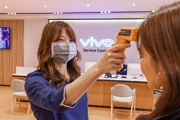 vivo客戶服務中心現場備有耳溫槍貼心為客人量測體溫。.jpg