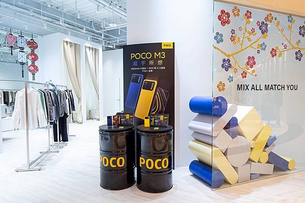 消費者於MiTCH旗艦店內的專屬POCO M3展示櫃位，可拿起潮流手機，自由穿搭國際潮牌的選物衣著，一站式完成「潮流機．潮牌服」的街拍風格.jpg