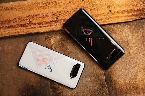 ROG Phone 5延續6000mAh超大容量電池，附贈65W快充變壓器，長效續航不怕「中離」戰場！.jpg