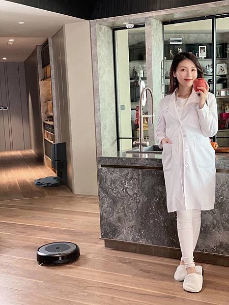 圖說：美女營養師身兼孕媽咪的高敏敏使用Roomba i3+，搭載自動集塵座，從吸塵至倒垃圾都可不假他人之手，多重過濾保證密封不外漏，徹底杜絕揚塵....jpg