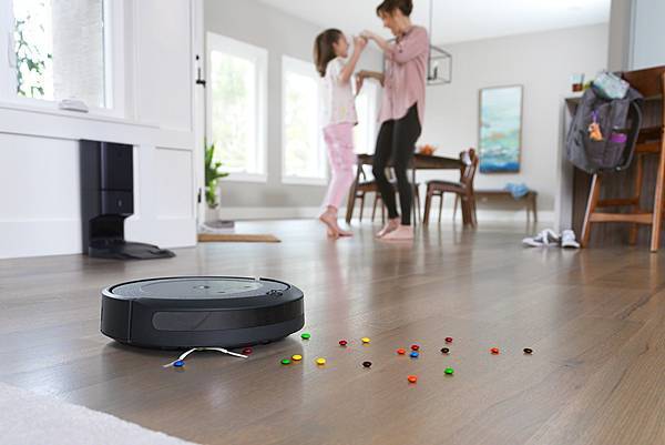 圖說：Roomba i3+搭載AeroForceTM三段式除塵系統，透過「一刮一斬」的方式分解碎屑，有效將地板上髒汙清掃起來，加強來回清掃，極致....jpg