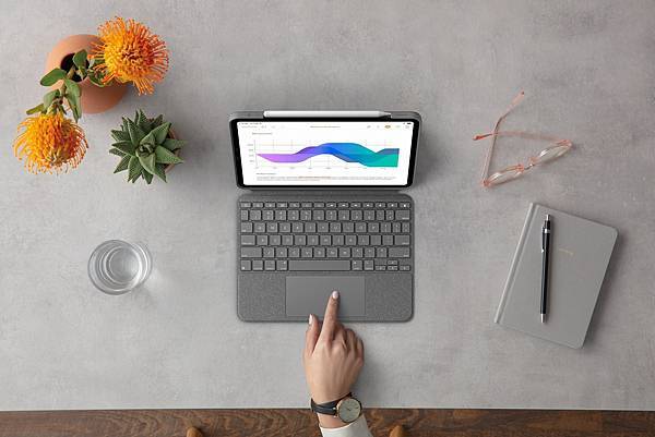 圖說03 ：Logitech Combo Touch鍵盤保護殼，提供Apple Pencil專屬磁吸式收納空間並擁有超大尺寸觸控板.jpg