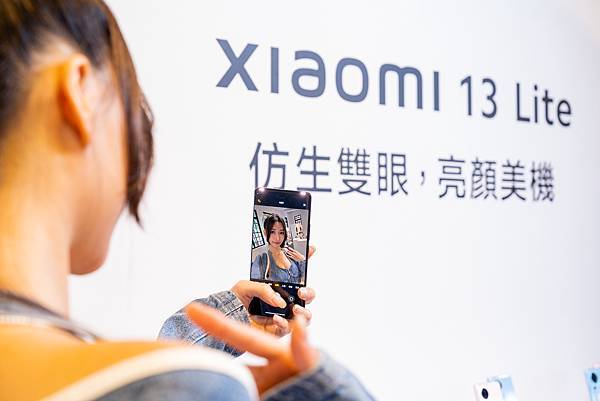 Xiaomi 13 Lite擁有雙自拍鏡頭與雙柔光燈，以及極致輕薄、機身多彩的外觀，在僅7.23mm的機身中容納了6.55吋AMOLED螢幕與4500mAh大電量，化身目前最夯的短影音神機。.jpg