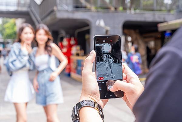 小米攜手百年經典影像專家–徠卡推出 Xiaomi 13 Series，提供四款「人像大師鏡頭」，包含35mm人文黑白鏡頭、50mm人像旋焦鏡頭、75mm經典肖像鏡頭與90mm人像柔焦鏡頭。.jpg
