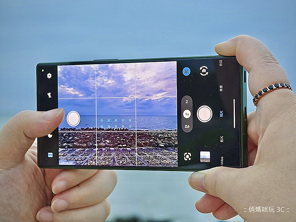SHARP AQUOS R9 次世代旗艦開箱分享 (俏媽咪玩 3C) (1).png