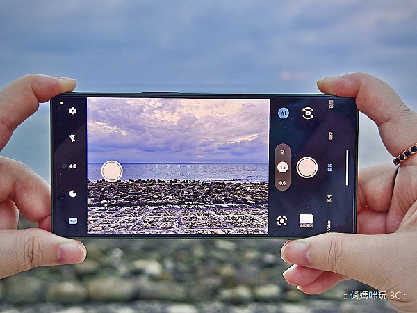 SHARP AQUOS R9 次世代旗艦開箱分享 (俏媽咪玩 3C) (4).png