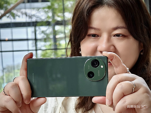 SHARP AQUOS R9 次世代旗艦開箱分享 (俏媽咪玩 3C) (5).png