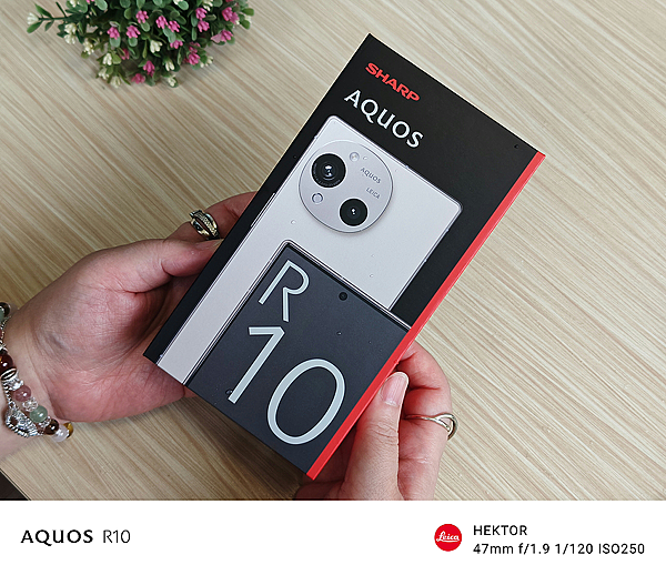 SHARP 夏普 AQUOS R10 智慧型手機開箱評測心得分享 (俏媽咪玩3C) (1).png