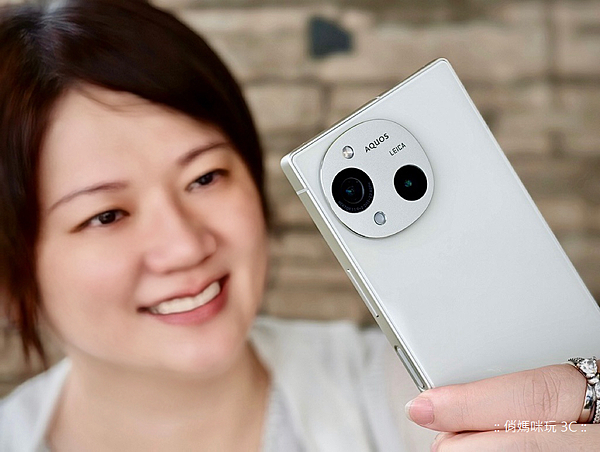 SHARP 夏普 AQUOS R10 智慧型手機開箱評測心得分享 (俏媽咪玩3C) (12).png