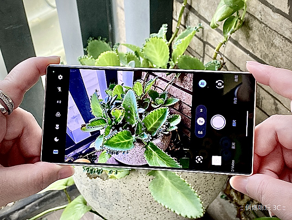 SHARP 夏普 AQUOS R10 智慧型手機開箱評測心得分享 (俏媽咪玩3C) (10).png