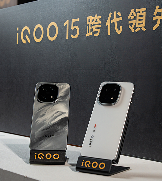 iQOO 15 推出16GB RAM+ 512GB ROM，「凌雲灰」、「傳奇白」兩款外觀配色。(1).png