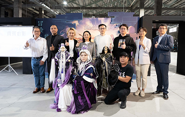 高雄市政府經發局副局長陳怡良右二、文策院副院長張文櫻左四、高雄港區土地開發董事長施勝耀左一、霹靂國際多媒體副董事長黃亮勛左三、哇哇科技執行長戴丞峰右三、VIVERSE宏願總經理林俊吳右四、HTC台灣區副總簡瑞春左二與素還真+魔魁 一同合影.png