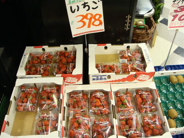DSC84超市裡不甜的草莓(24小時開放的超市).JPG