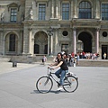 據說是到巴黎第一次騎腳踏車的小孩子