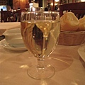 好心的餐廳服務生(camarero??)加滿一整杯白酒