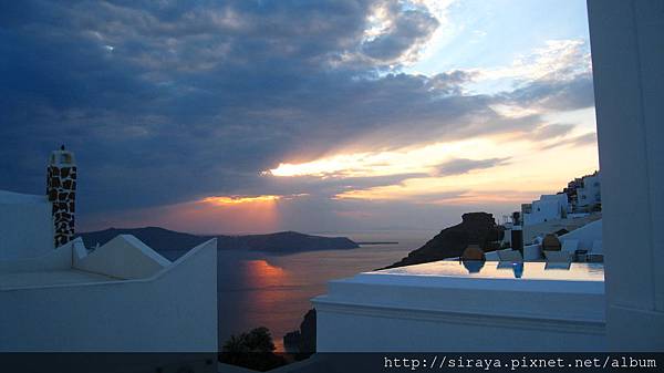 sunset swimming pool. It is no five-star hotel but Agence Consulaire de France a Santorini. 全島最高級的view是法國辦事處...