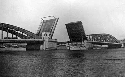日本 烏龍派出所兩津勘吉打開吧 勝鬨橋 築地本願寺築地市場 姐妹倆吃喝玩樂不想停 痞客邦