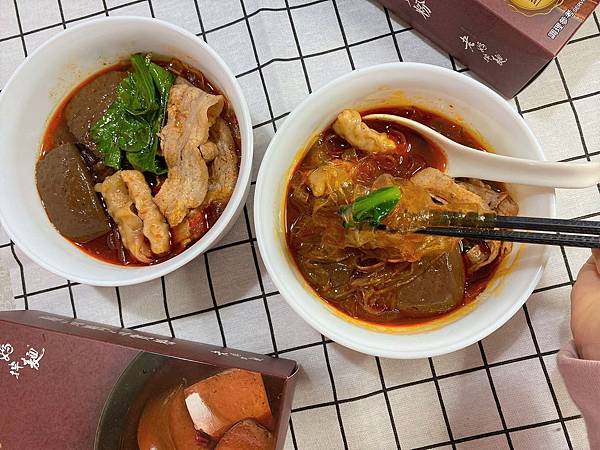 宅配【老媽拌麵】麻辣鴨血寬粉.川菜之魂四川郫縣豆瓣,每一口都麻、辣、香、順! 麻辣鴨血、純鴨血、麻辣湯頭