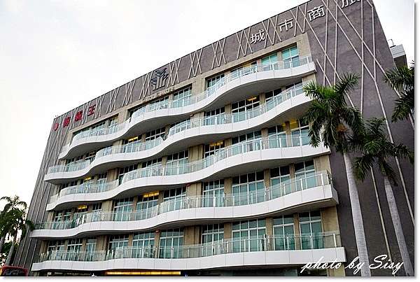 高雄住宿 城市商旅高雄真愛館 港景城市客房 鳥瞰高雄真愛碼頭港景及駁二特區 還有免費宵夜 City Suites Kaohsiung Chenai 高雄輕軌 出差 西西和q米爸の親子旅遊美食 Sisy S碎碎念