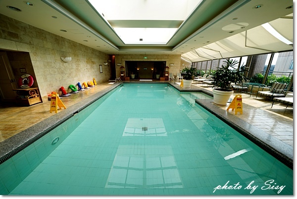 台北親子飯店 台北西華飯店the Sherhood Taipei 豪華客房一泊二食 Toscana 24盎司prime牛排 龍蝦晚餐 50年代懷舊風情永樂西華町 網美最愛室內溫水游泳池 台北住宿推薦