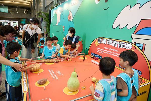 圖說一 今年新北市食農教育展更以創新的蔬果聲音互動，跳脫過往食農教育展覽的互動模
