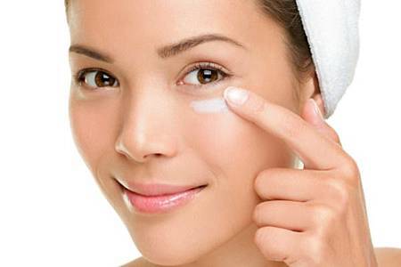 applying-eye-cream.jpg applying-eye-cream.jpg