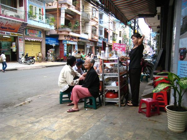 對面的推車咖啡讓我們望著直流口水