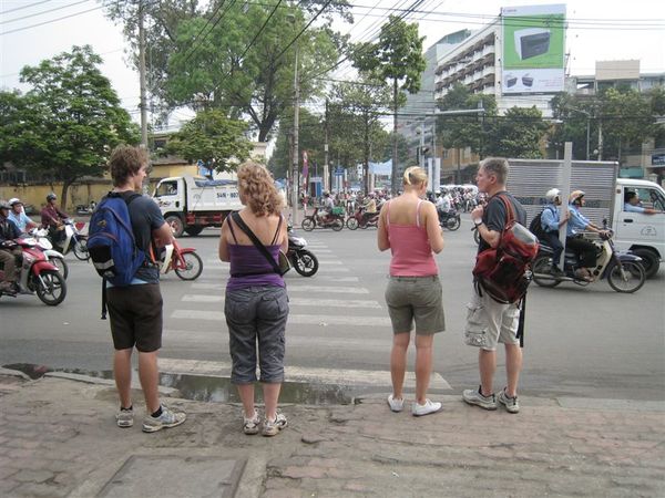 胡志明市的街頭永遠都是站滿著這樣的背包客