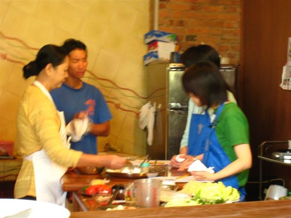 日本人在當地學做料理