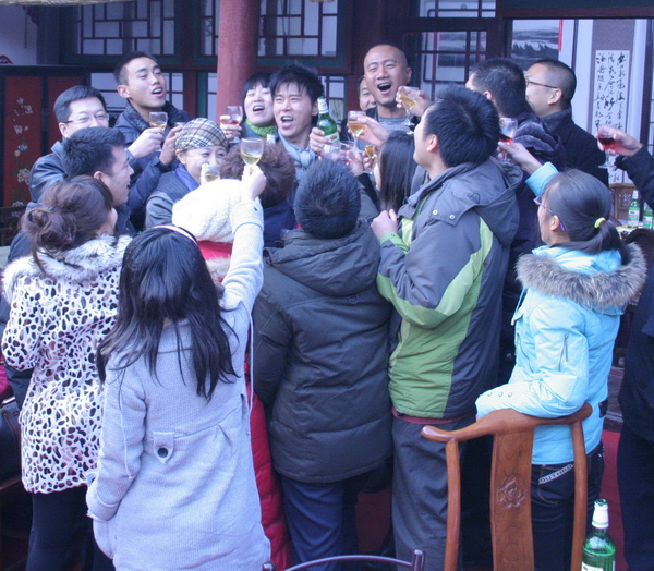 伍思凱、胡軍(中)與臨演真槍實彈喝酒唱歌.jpg 伍思凱、胡軍(中)與臨演真槍實彈喝酒唱歌.jpg