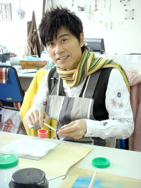 3小伍哥嘗試灑粉作畫感到很新鮮_調整大小.JPG 3小伍哥嘗試灑粉作畫感到很新鮮_調整大小.JPG