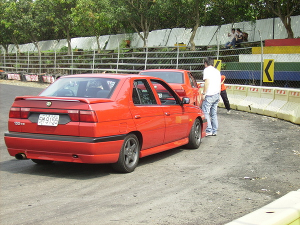 Alfa 155家族尖端賽車場聚會 下車檢查輪胎還好嗎 貼地飛行器 H T避震器 痞客邦