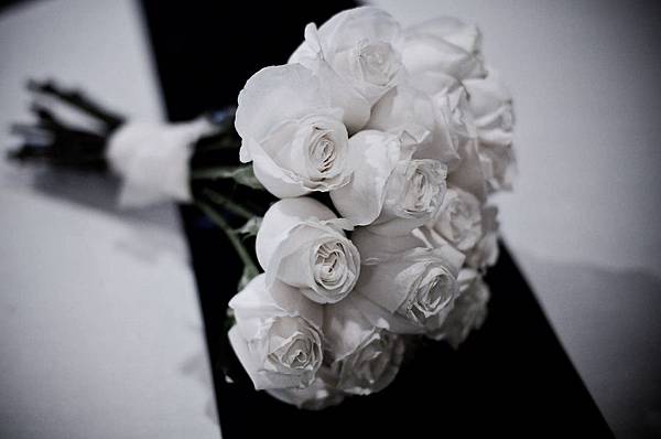 classic-understated-wedding-flowers-all-ivory-roses-for-bridal-bouquet-photographed-on-black-white-table_original