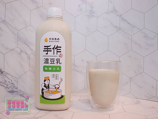 【宅配開箱】元初豆坊手作濃豆乳：超人氣濃豆漿！萃取黃豆第一道最濃醇的初漿，豆香味濃厚順口好喝，還可以自己條配豆漿紅茶喔-6000.jpg