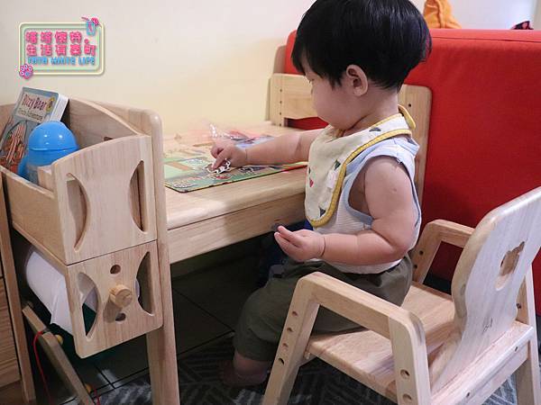【塔塔懷特育兒日記】林萌之的第一張小桌椅：環安加大款幼兒成長桌椅組，加大桌面，閱讀、吃飯、玩遊戲都方便；跟孩子一起長大，CP值高的桌椅組選擇 -6936.jpg