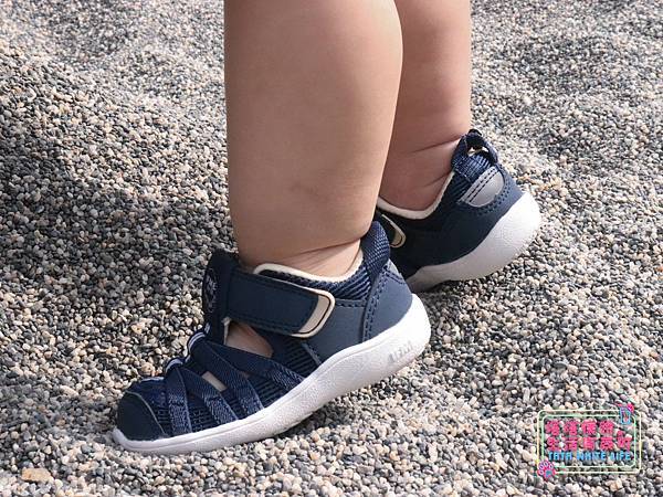 【塔塔懷特育兒好物】日本IFME機能童鞋-排水系列:公園玩沙、夏天玩水、梅雨季都適合的機能水涼鞋,快乾舒適超清爽,寶寶學步鞋、夏季兒童涼鞋推薦! -7010.jpg 【塔塔懷特育兒好物】日本IFME機能童鞋-排水系列:公園玩沙、夏天玩水、梅雨季都適合的機能水涼鞋,快乾舒適超清爽,寶寶學步鞋、夏季兒童涼鞋推薦! -7010.jpg