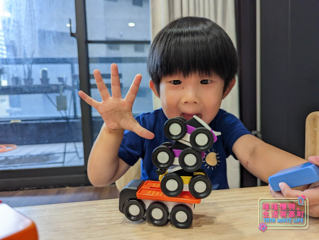 Qbi益智軌道磁吸玩具開箱推薦分享，QBI車軌道，男童生日玩具推薦-14.jpg
