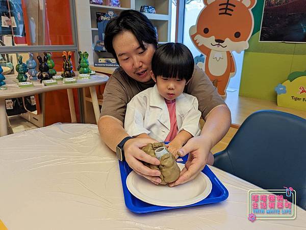 Tiger family親子課程:火山爆發超有趣實驗!STEAM手做課程分享,一起來參加恐龍驚奇科學派對!-40.jpg Tiger family親子課程:火山爆發超有趣實驗!STEAM手做課程分享,一起來參加恐龍驚奇科學派對!-40.jpg
