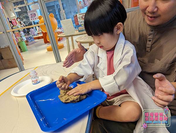 Tiger family親子課程:火山爆發超有趣實驗!STEAM手做課程分享,一起來參加恐龍驚奇科學派對!-41.jpg Tiger family親子課程:火山爆發超有趣實驗!STEAM手做課程分享,一起來參加恐龍驚奇科學派對!-41.jpg