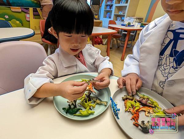 Tiger family親子課程:火山爆發超有趣實驗!STEAM手做課程分享,一起來參加恐龍驚奇科學派對!-26.jpg Tiger family親子課程:火山爆發超有趣實驗!STEAM手做課程分享,一起來參加恐龍驚奇科學派對!-26.jpg