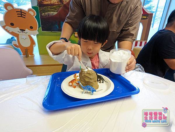 Tiger family親子課程:火山爆發超有趣實驗!STEAM手做課程分享,一起來參加恐龍驚奇科學派對!-36.jpg Tiger family親子課程:火山爆發超有趣實驗!STEAM手做課程分享,一起來參加恐龍驚奇科學派對!-36.jpg