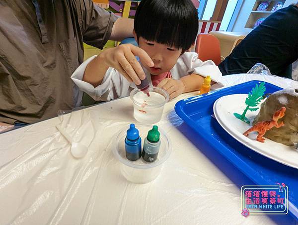 Tiger family親子課程:火山爆發超有趣實驗!STEAM手做課程分享,一起來參加恐龍驚奇科學派對!-34.jpg Tiger family親子課程:火山爆發超有趣實驗!STEAM手做課程分享,一起來參加恐龍驚奇科學派對!-34.jpg