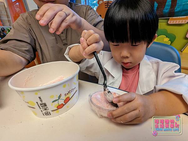 Tiger family親子課程:火山爆發超有趣實驗!STEAM手做課程分享,一起來參加恐龍驚奇科學派對!-20.jpg Tiger family親子課程:火山爆發超有趣實驗!STEAM手做課程分享,一起來參加恐龍驚奇科學派對!-20.jpg