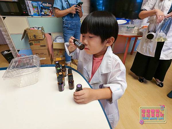 Tiger family親子課程:火山爆發超有趣實驗!STEAM手做課程分享,一起來參加恐龍驚奇科學派對!-22.jpg Tiger family親子課程:火山爆發超有趣實驗!STEAM手做課程分享,一起來參加恐龍驚奇科學派對!-22.jpg